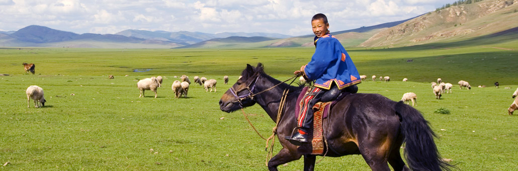 Boy on Horse Voyage en Mongolie sur Mesure - Agence de Voyage Locale Wind of Mongolia
