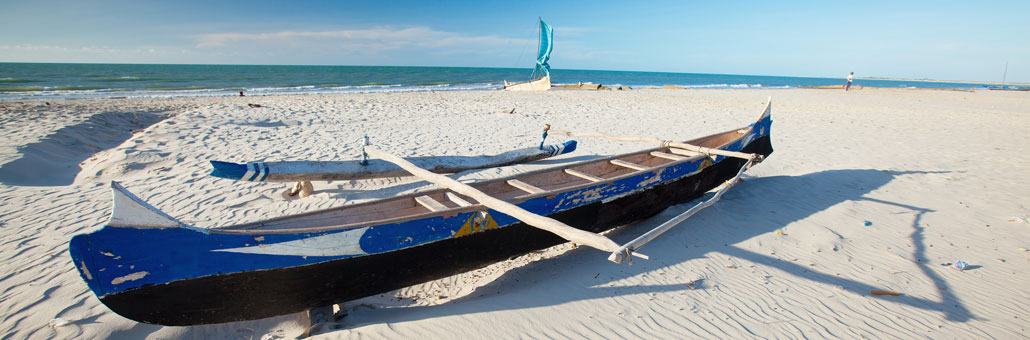 Boat on the beach in Mozambique Voyage sur Mesure au Mozambique - Agence de Voyage Locale MozSensations