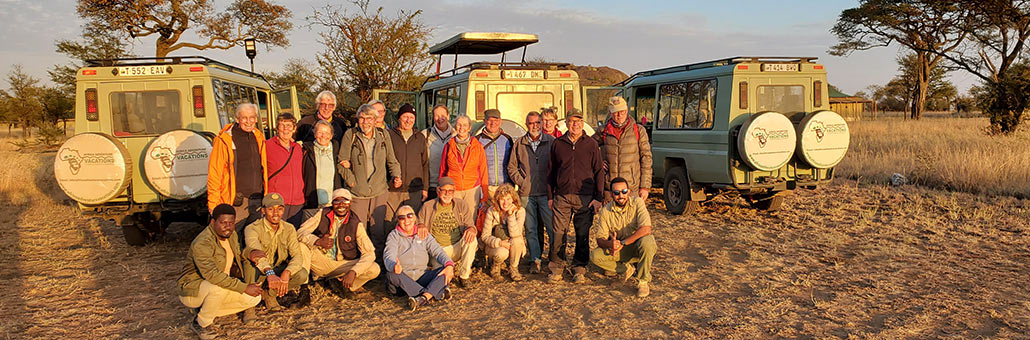 Notre Equipe avec un Groupe de Clients Agence de Voyage en Ouganda - Africa Adventure Vacations
