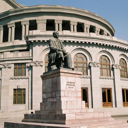 Erevan - Opera and ballet Theatre Voyage en Arménie - Agence de Voyage Locale Geographic Travel Club