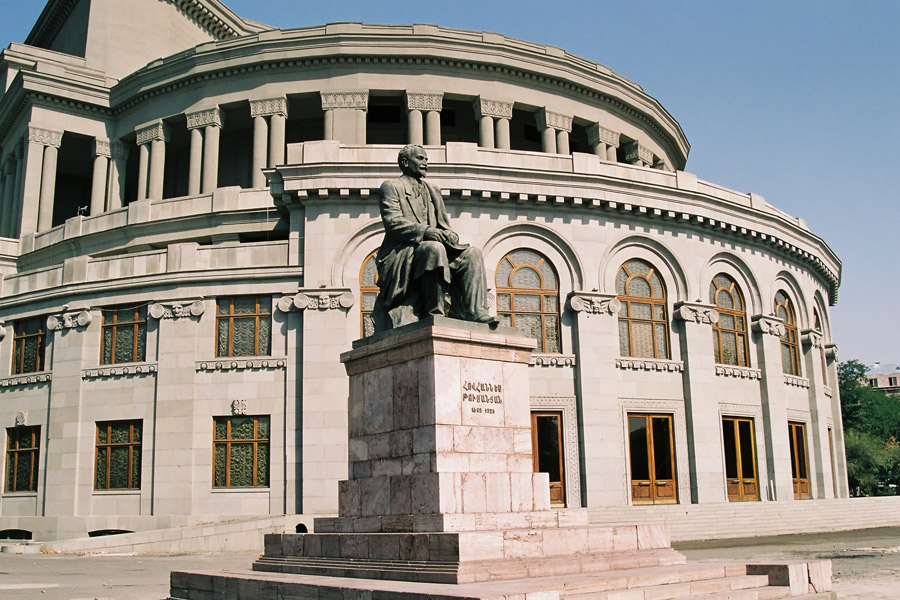 Erevan - Opera and ballet Theatre Voyage en Arménie - Agence de Voyage Locale Geographic Travel Club