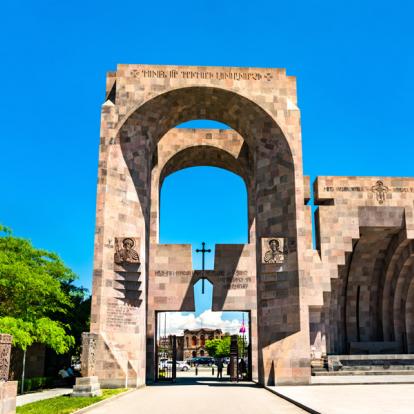 Etchmiadzin - Open-air altar Voyage en Arménie - Agence de Voyage Locale Geographic Travel Club