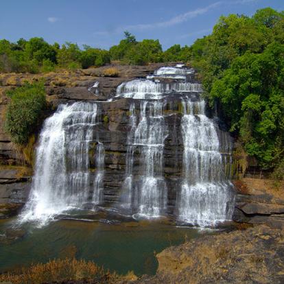Chute de Djourougui dans la region de Fouta Djallon Voyage en Guinée - Agence de Voyage Locale Indigo Tourisme