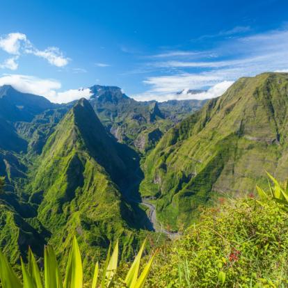 Cirque de Mafate Voyage en Ile de La Réunion - Agence de Voyage Locale Sentiers et Découvertes