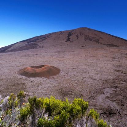 Piton de la Fournaise Voyage en Ile de La Réunion - Agence de Voyage Locale Sentiers et Découvertes