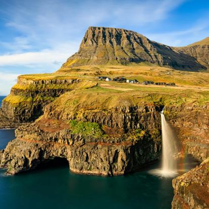 Vagar Island - Village Gasadalur -  waterfall Mulafossur Voyage aux Iles Féroé - Agence de Voyage Locale V·O·S