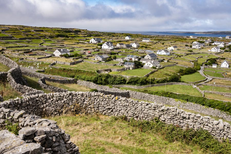 Aran islands- Mortarless stone walls and village Voyage en Irlande - Agence de Voyage Locale Alainn Tours Irlande