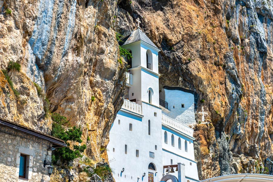 Monastère d'Ostrog Voyage au Monténégro - Agence de Voyage Locale Luminalis