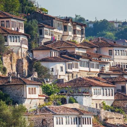 Berat - Maisons Traditionnelles Voyage en Albanie - Agence de Voyage locale Breathe in Travel