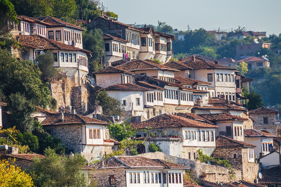 Berat - Maisons Traditionnelles Voyage en Albanie - Agence de Voyage locale Breathe in Travel