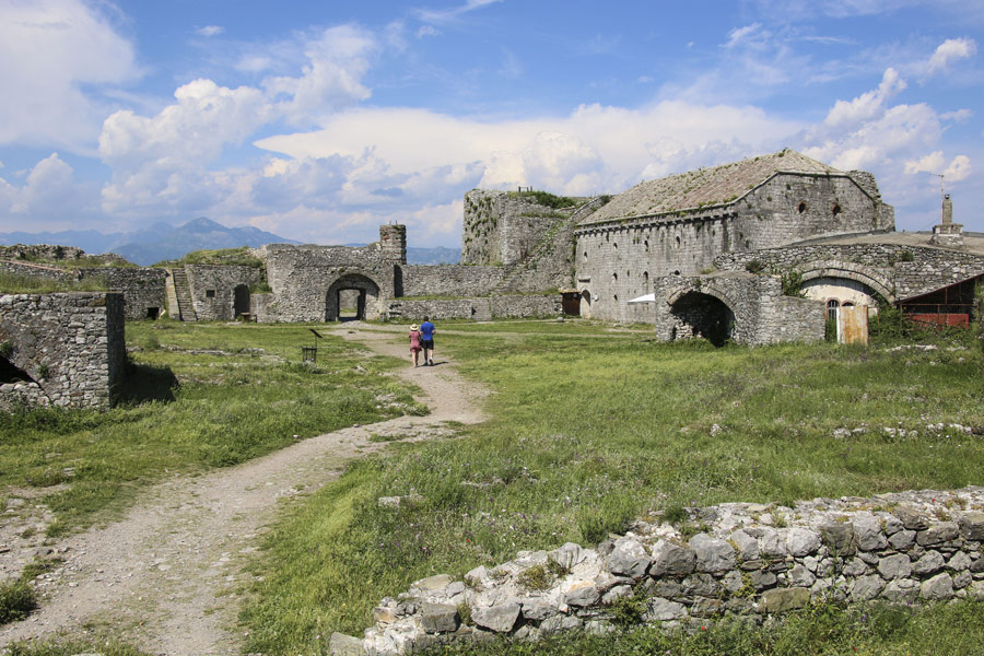 Shkoder - Ruines du Château de Rozafa Voyage en Albanie - Agence de Voyage locale Breathe in Travel