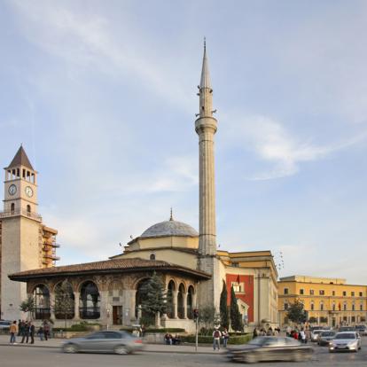 Tirana - Mosquée Ethem Bey et Tour de l'Horloge Voyage en Albanie - Agence de Voyage locale Breathe in Travel