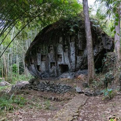 Sulawesi - Cimetière Bori, Tana Toraja Voyage en Indonésie - Agence de Voyage Gloria Tours