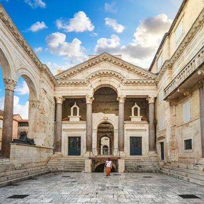 Split - Place du Péristyle de l'ancien palais de Dioclétien Voyage en Croatie - Agence de Voyage Breathe in Travel