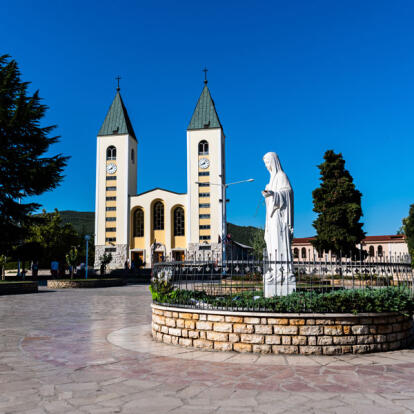Medjugorje - La Grande Église Saint-Jacques (Notre-Dame de Medjugorje) Voyage en Bosnie-Herzégovine - Agence de Voyage Terra Balka