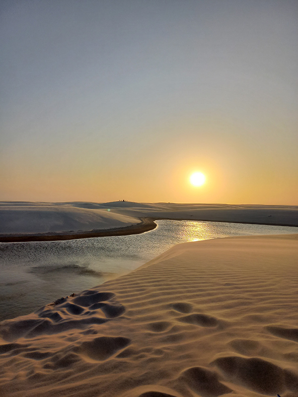 Coucher de soleil dans le parc des Lençois Maranhenses Voyage au Brésil de Marie V.