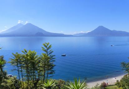 Depuis Atitlan volcans Fuego Acatenango et Agua Voyage au Guatemala de Pierre D.