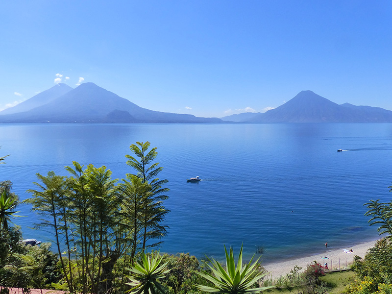 Depuis Atitlan volcans Fuego Acatenango et Agua Voyage au Guatemala de Pierre D.
