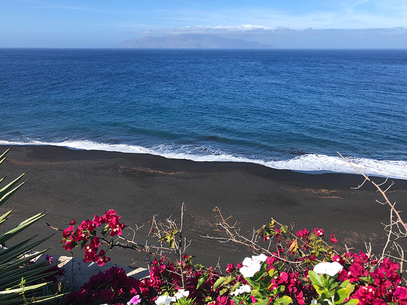 Sao Filipe …en fond l’île de Brava Voyage au Cap Vert de Luce R.