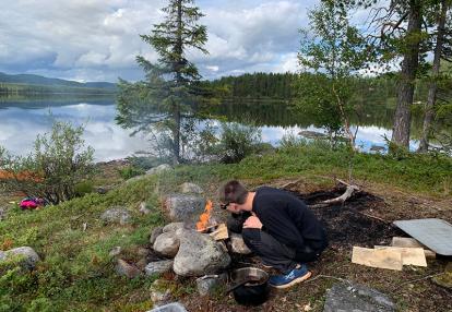 Pique-nique sur une île pendant le canoë Voyage en Suède de Nadine B.