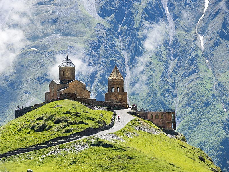 Église de la Trinité de Gergeti près du village de Gergeti sous le mont Kazbegi Voyage en Géorgie de Christian et Sibylle