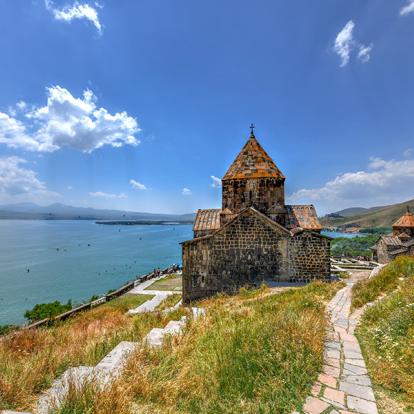 Sevan - Église Sevanavank A Découvrir en Arménie - Le Lac Sevan