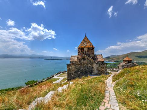 Sevan - Église Sevanavank A Découvrir en Arménie - Le Lac Sevan
