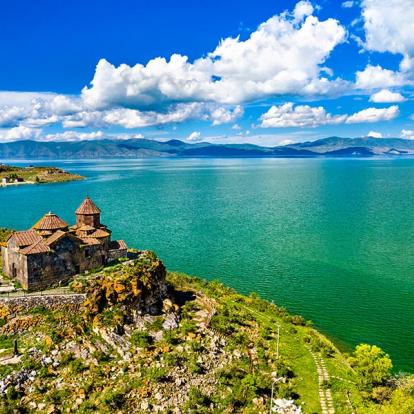 Monastère de Hayravank sur les rives du lac Seva A Découvrir en Arménie - Le Lac Sevan