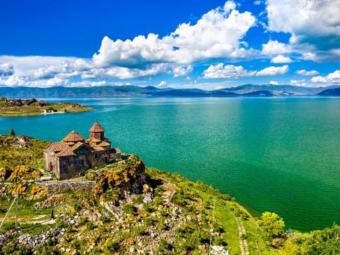 Monastère De Hayravank Sur Les Rives Du Lac Seva A Découvrir en Arménie - Le Lac Sevan