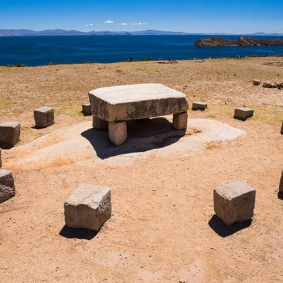 Isla Del Sol - Table Rituelle Aux Ruines De Chincana A Découvrir en Bolivie - Le Lac Titicaca et l'Isla del Sol