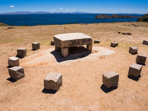 Isla Del Sol - Table Rituelle Aux Ruines De Chincana A Découvrir en Bolivie - Le Lac Titicaca et l'Isla del Sol