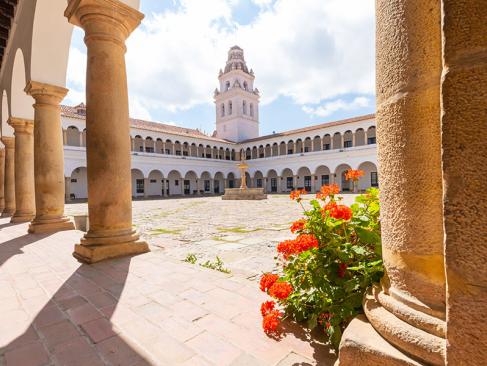 Sucre -Patio Des Arcades De La Bibliothèque A Découvrir en Bolivie - Sucre