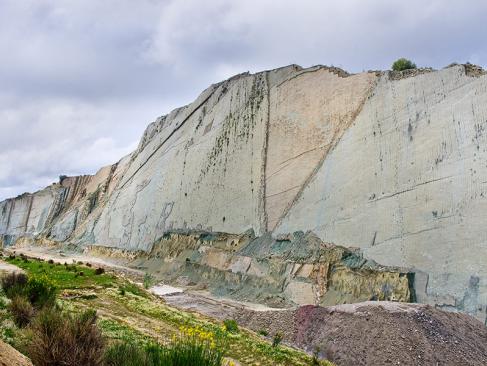 Sucre - Traces De Dinosaures Sur Le Mur De Cal Orko A Découvrir en Bolivie - Sucre