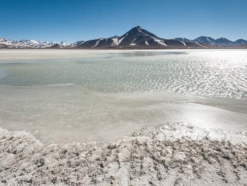 Laguna Blanca Près De Volcan Licancabur A Découvrir en Bolivie - Le Lipez