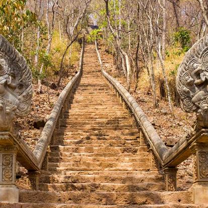 Battambang - Escalier Vers Le  Wat Banan A Découvrir au Cambodge - Battambang