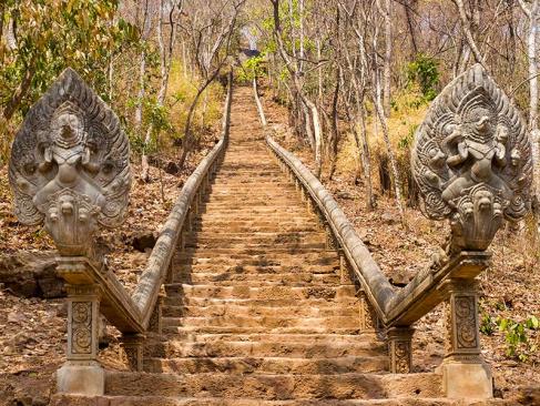 Battambang - Escalier Vers Le  Wat Banan A Découvrir au Cambodge - Battambang
