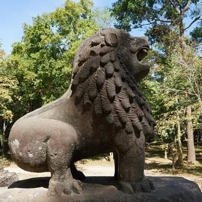 Une Statue De Lion Au Prasat Tao à Sambor Prei Kuk A Découvrir au Cambodge - Sambor Prei Kuk