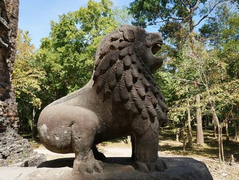 Une Statue De Lion Au Prasat Tao à Sambor Prei Kuk A Découvrir au Cambodge - Sambor Prei Kuk