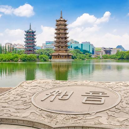 Guilin - TLes Pagodes Jumelles Du Soleil Et De La Lune Au Lac Shanhu A Découvrir en Chine - Guilin