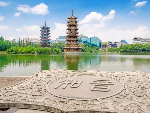 Guilin - TLes Pagodes Jumelles Du Soleil Et De La Lune Au Lac Shanhu A Découvrir en Chine - Guilin