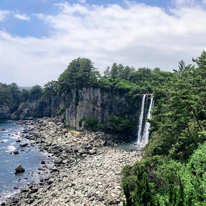 Île De Jeju - Cascade Jeongbang A Découvrir en Corée du Sud - Jeju-do