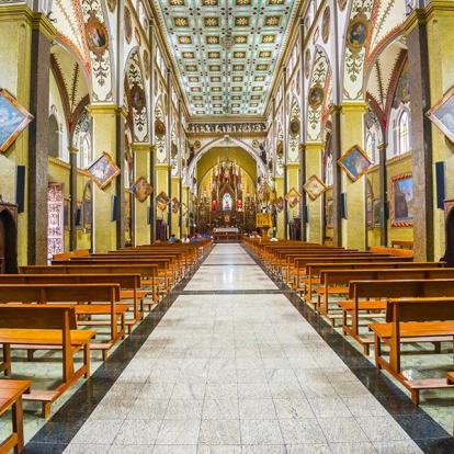 Banos - Intérieur De L'église Notre-Dame Du Rosaire Des Bains D'eau Bénite A Découvrir en Equateur - Banos
