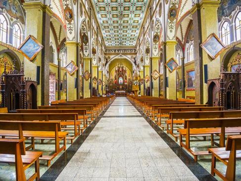 Banos - Intérieur De L'église Notre-Dame Du Rosaire Des Bains D'eau Bénite A Découvrir en Equateur - Banos