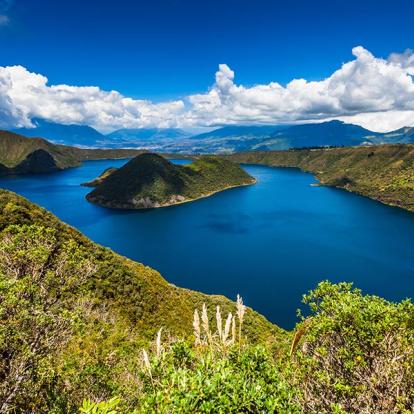Lagune De Cuicocha à L'intérieur Du Cratère Du Volcan Cotacachi A Découvrir en Equateur - Otavalo