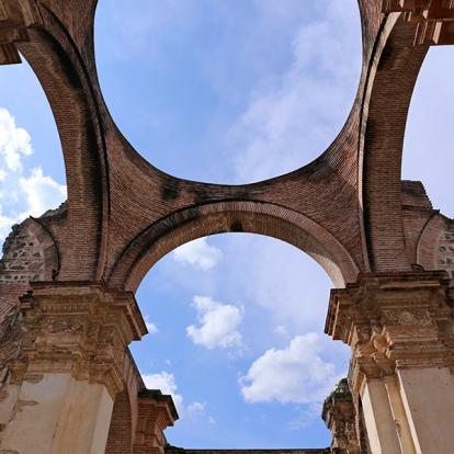 Antigua - Ruines De La Cathédrale De Santiago A Découvrir au Guatemala - Antigua