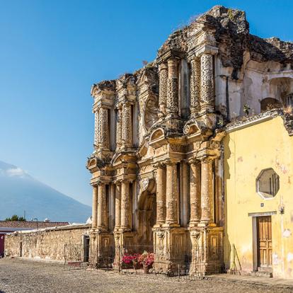 Antigua - Vue Sur Les Ruines De L'église El Carmen A Découvrir au Guatemala - Antigua