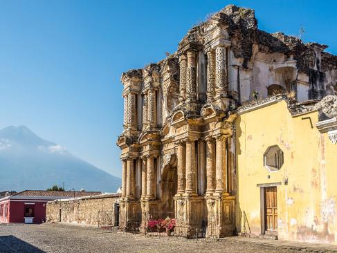 Antigua - Vue Sur Les Ruines De L'église El Carmen A Découvrir au Guatemala - Antigua