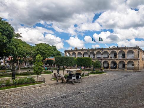 Antigua - Parc Central Et Palais Ayuntamiento A Découvrir au Guatemala - Antigua