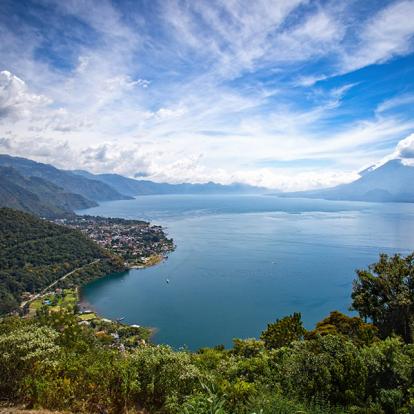 Vue sur le lac Atitlan et Panajachel depuis San Jorge A Découvrir au Guatemala - Le Lac Atitlán