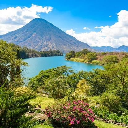 Lac Atitlan avec vue sur le volcan San Pedro A Découvrir au Guatemala - Le Lac Atitlán